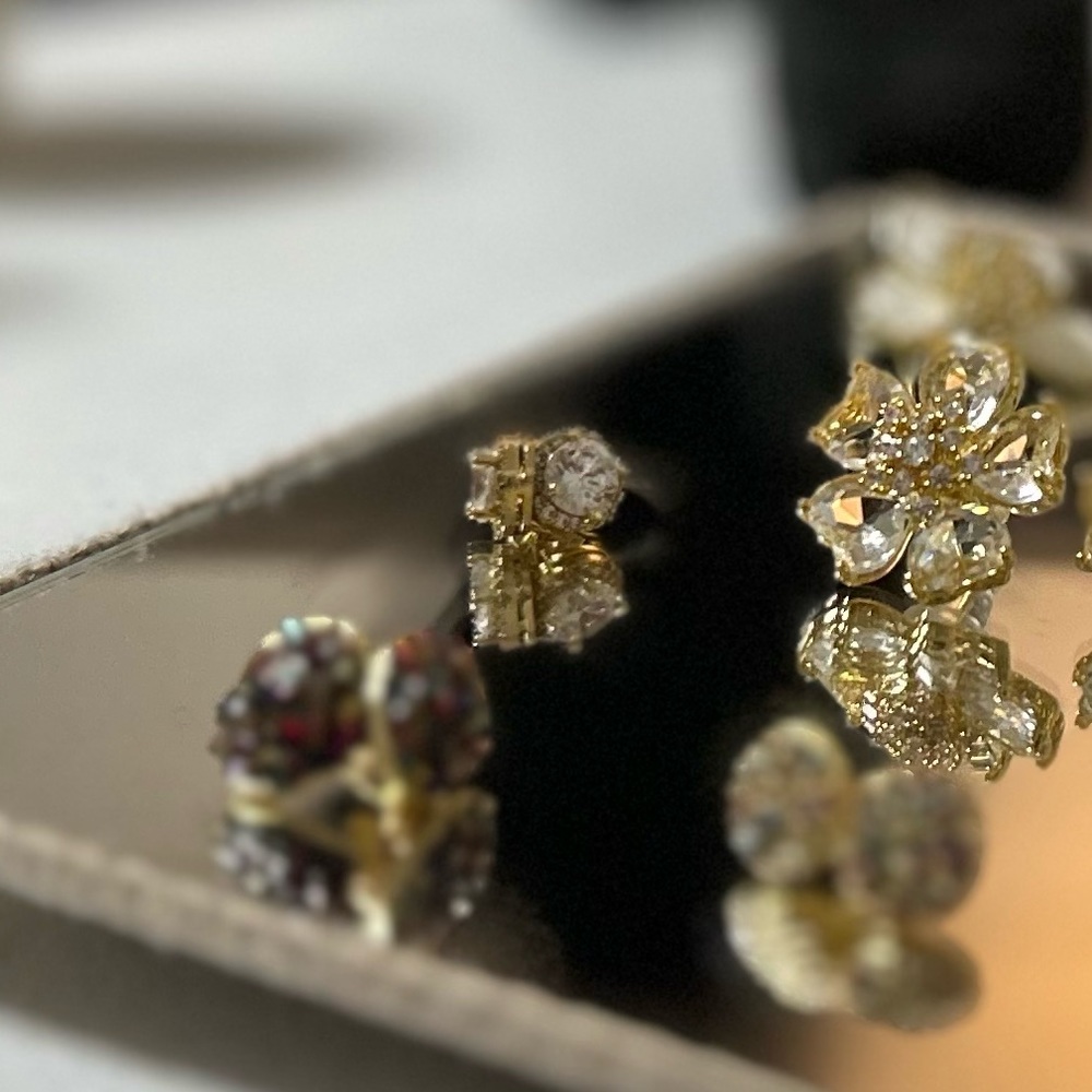 Round stud earrings